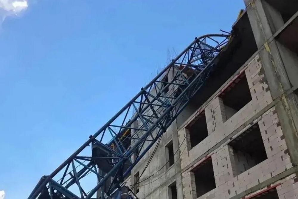 В Евпатории башенный кран упал на строящееся здание. В Евпатории башенный кран упал на строящееся здание.