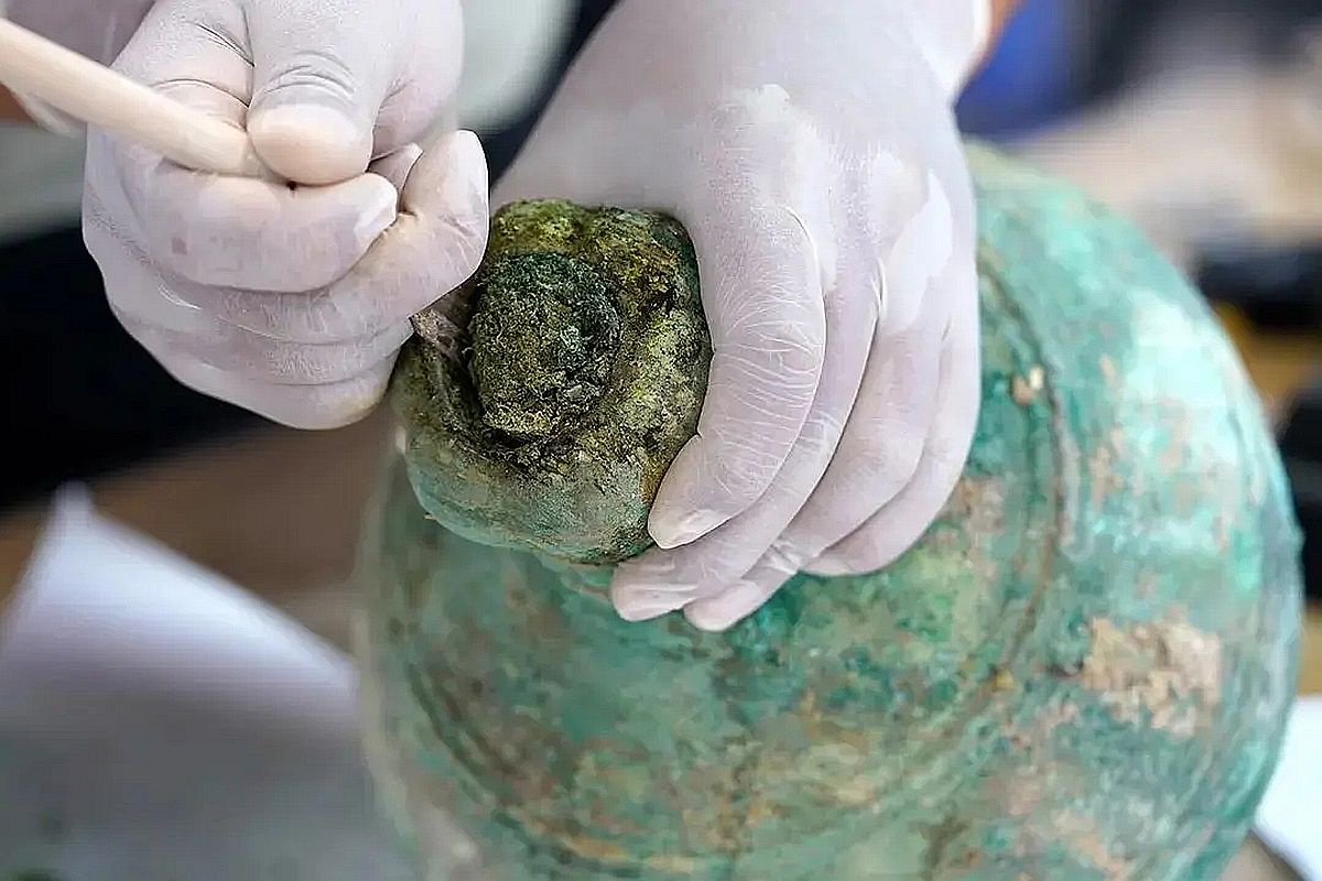Китайские исследователи обнаружили бронзовый сосуд возрастом 2200 лет, в котором находились почти 4 литра еще жидкого пива.