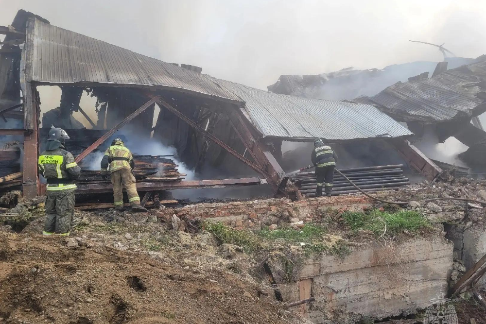 К тушению ангара под Кежмой привлекли 15 огнеборцев.