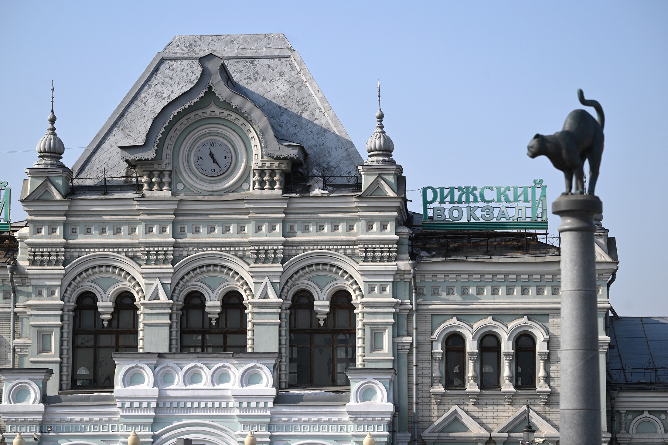 Рижский вокзал в Москве. Здания вокзала длительное время не используются для осуществления пассажирских перевозок, что открывает возможность для их адаптации под новые цели эксплуатации. Стартовая стоимость Рижского вокзала для торгов оценивается в 4 миллиарда рублей. 