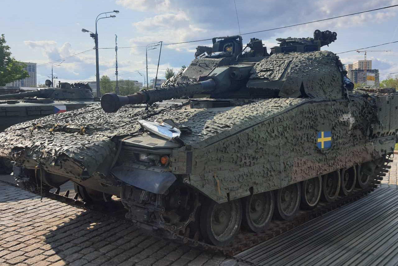 Stridsfordon 90 (англ. Combat Vehicle 90) - шведская боевая машина пехоты. Stridsfordon 90 (англ. Combat Vehicle 90) - шведская боевая машина пехоты.