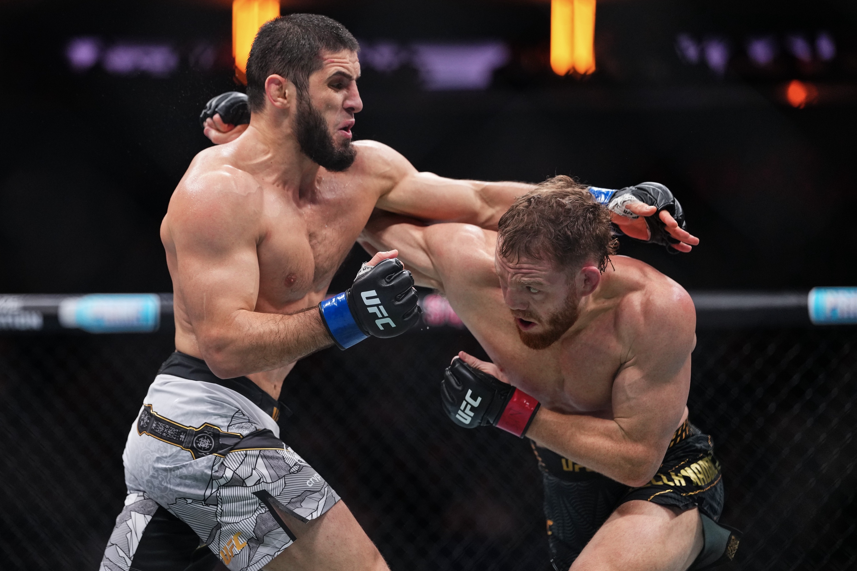Ислам Махачев (слева) - четвертый чемпион UFC из России и первый, кто завоевал пояса в двух весовых категориях. Ислам Махачев (слева) - четвертый чемпион UFC из России и первый, кто завоевал пояса в двух весовых категориях.