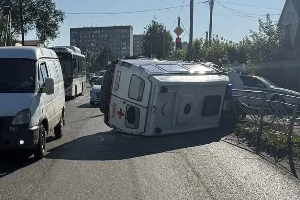 Медицинский автомобиль ехал на вызов со включенным спецсигналом Медицинский автомобиль ехал на вызов со включенным спецсигналом