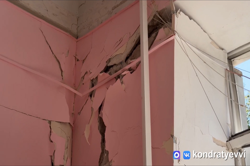 Здание школы получило серьезные повреждения во время атаки БПЛА Здание школы получило серьезные повреждения во время атаки БПЛА