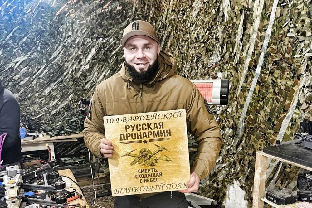 Сегодня Фартовый служит в 10-м гвардейском танковом полку, в его подчинении несколько расчетов: разведка, наблюдение и корректировка, ударка. Сегодня Фартовый служит в 10-м гвардейском танковом полку, в его подчинении несколько расчетов: разведка, наблюдение и корректировка, ударка.