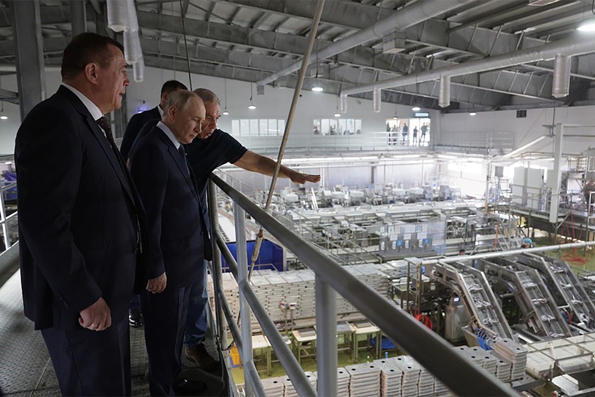 Владимир Путин впервые побывал на острове Итуруп. На фото: Президент России посещает рыбоперерабатывающий комплекс "Ясный", работающий на острове. 