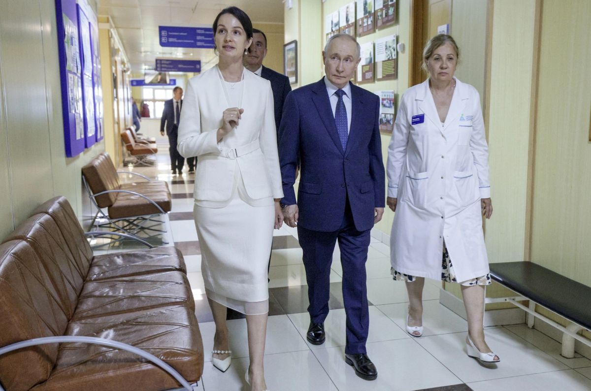 Владимир Путин во время посещения Курильской центральной районной больницы.