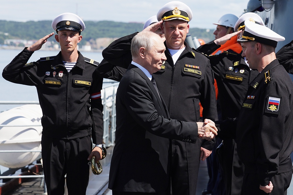 Президент России Владимир Путин на борту крейсера "Варяг". 