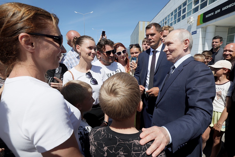 На Итурупе Владимир Путин нашел время поговорить с жителями
о хорошей погоде и школе. На Итурупе Владимир Путин нашел время поговорить с жителями
о хорошей погоде и школе.