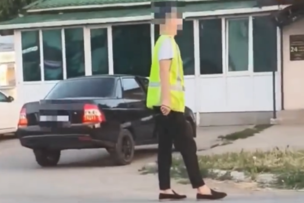 Парень не имеет никакого отношения к сотрудникам ГАИ Парень не имеет никакого отношения к сотрудникам ГАИ
