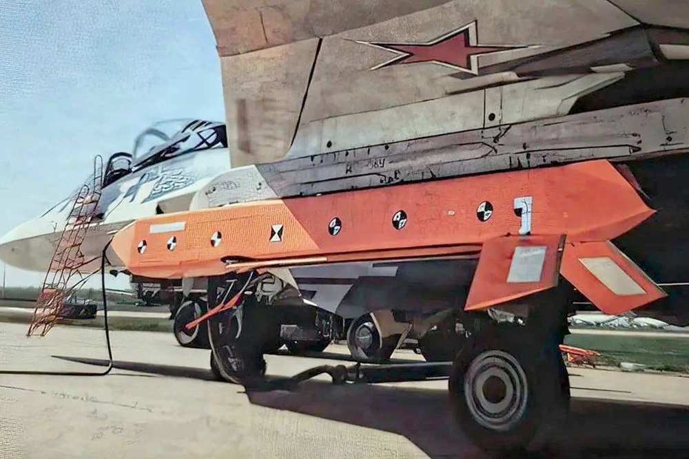 С-71М "Монохром" на внешней подвеске отечественного самолета пятого поколения Су-57. С-71М "Монохром" на внешней подвеске отечественного самолета пятого поколения Су-57.
