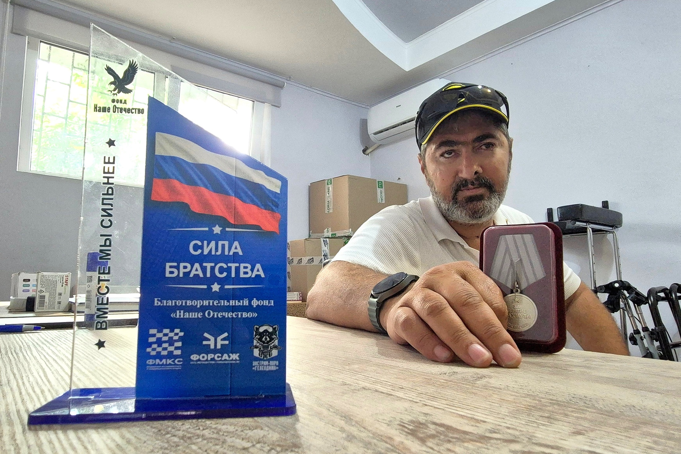 Айк Хнусян показывает медаль "За взятие Бахмута". Спасая командира, он не думал, что может погибнуть или стать инвалидом. Айк Хнусян показывает медаль "За взятие Бахмута". Спасая командира, он не думал, что может погибнуть или стать инвалидом.
