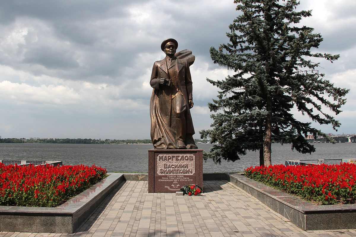 Памятник создателю советских ВДВ Василию Маргелову демонтируют в Днепре. Памятник создателю советских ВДВ Василию Маргелову демонтируют в Днепре.