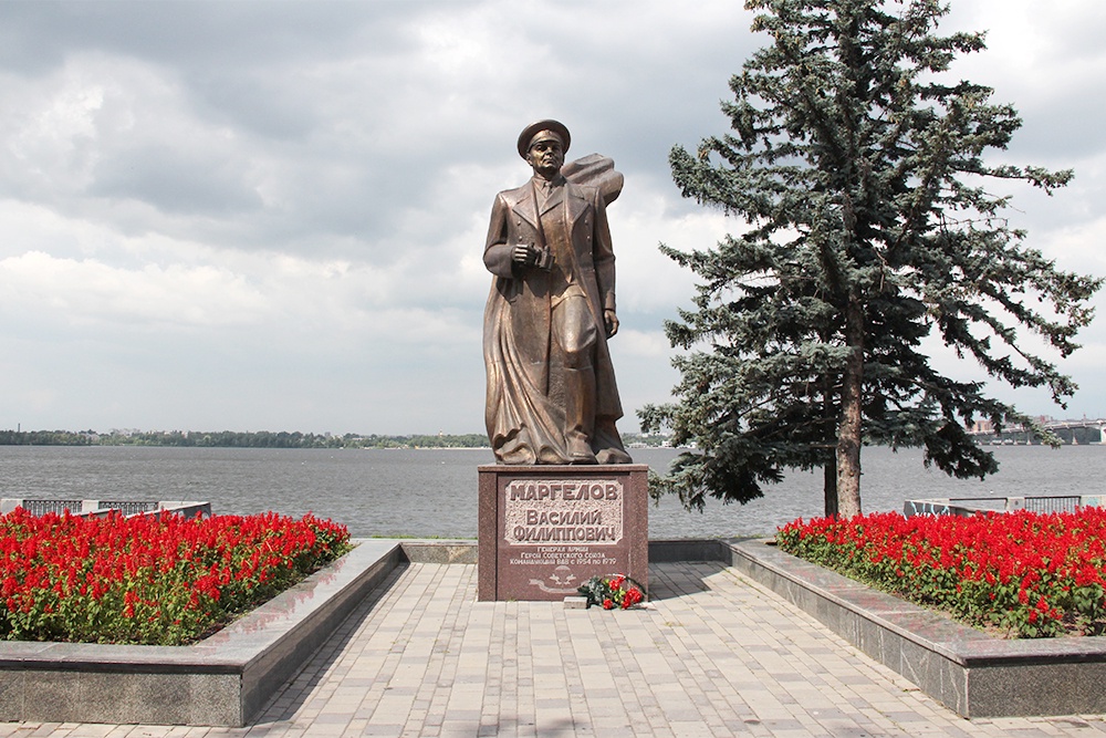 2014 год. Памятник генералу Василию Маргелову на набережной имени Ленина в Днепропетровске.