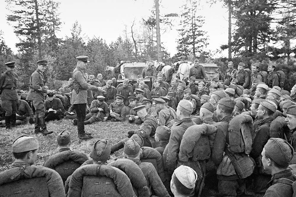 1941 год. Командир беседует с красноармейцами из 70-й стрелковой дивизии в районе Ленинграда.