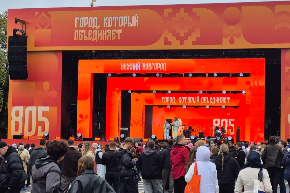 Главная сцена праздника на площади Минина и Пожарского.