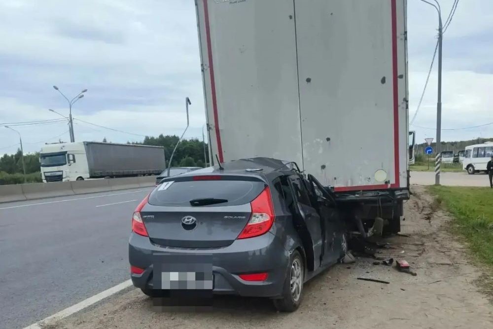 Hyundai Solaris врезался в стоящий грузовой автомобиль.