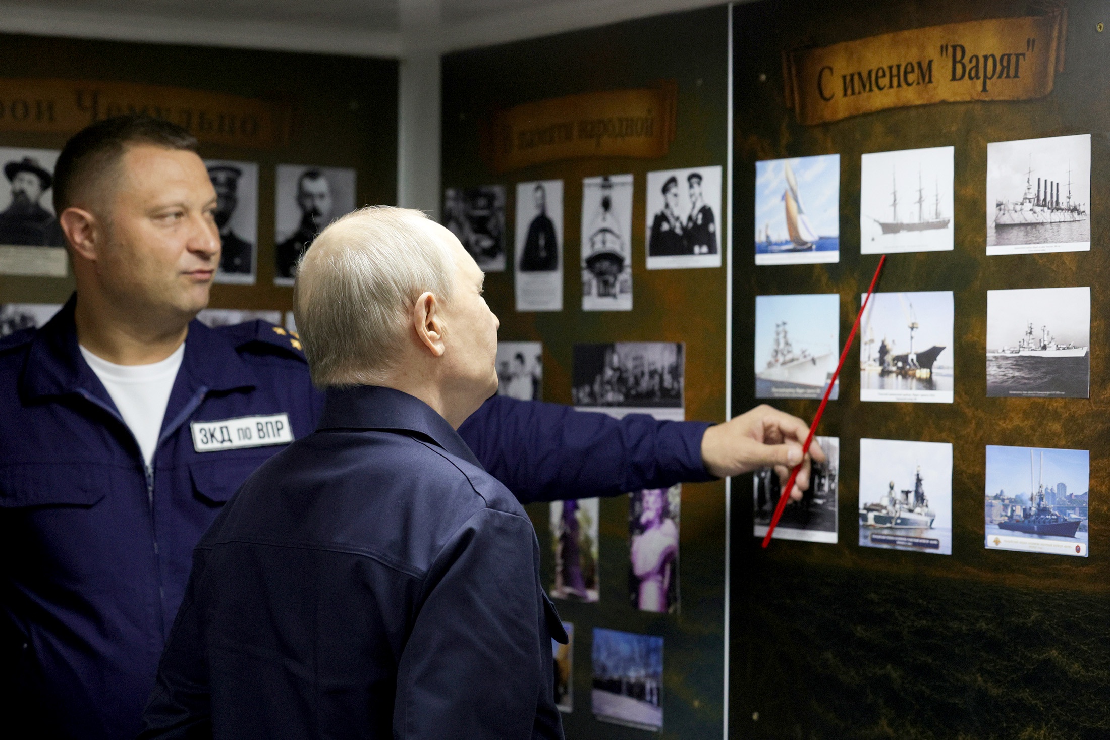  Владимир Путин на ракетном крейсере "Варяг" во время завершающей стадии учений Тихоокеанского флота