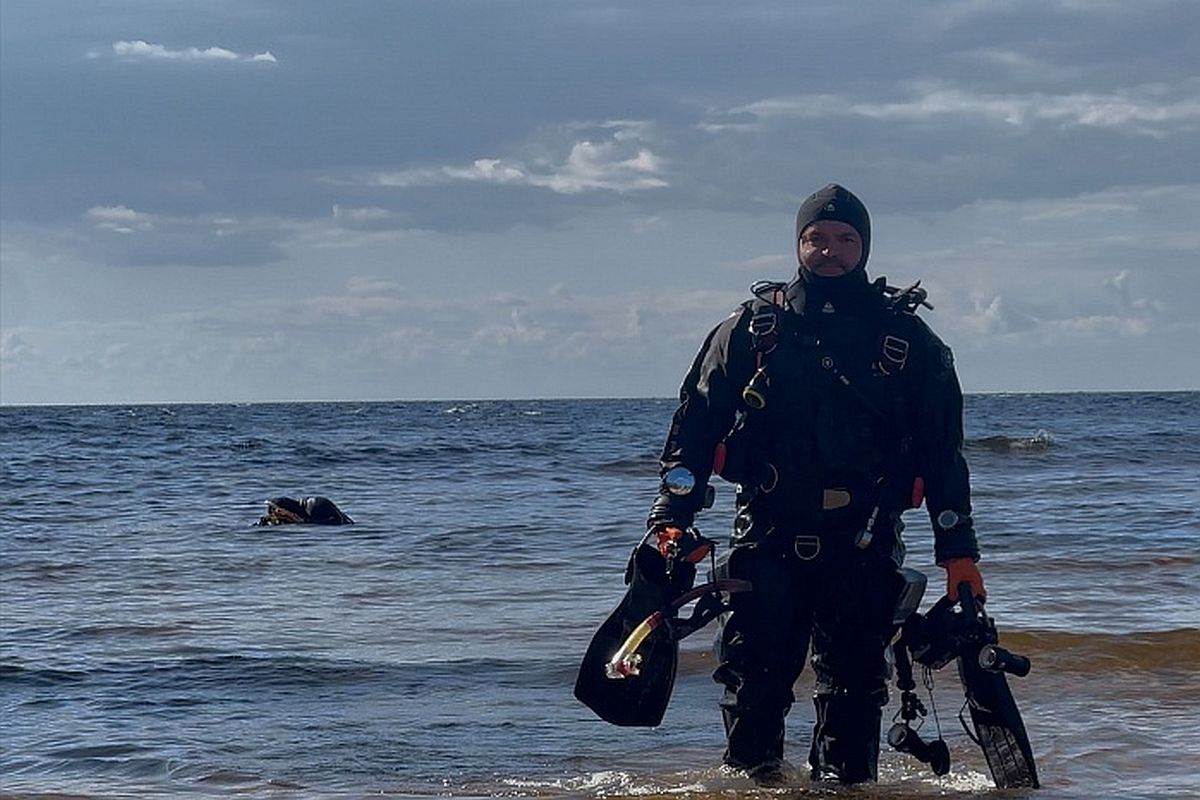Дайверы смогли обнаружить петроглифы лишь при втором погружении и сфотографировать. Сняли также координаты, замерили положение относительно наземных рисунков. Дайверы смогли обнаружить петроглифы лишь при втором погружении и сфотографировать. Сняли также координаты, замерили положение относительно наземных рисунков.