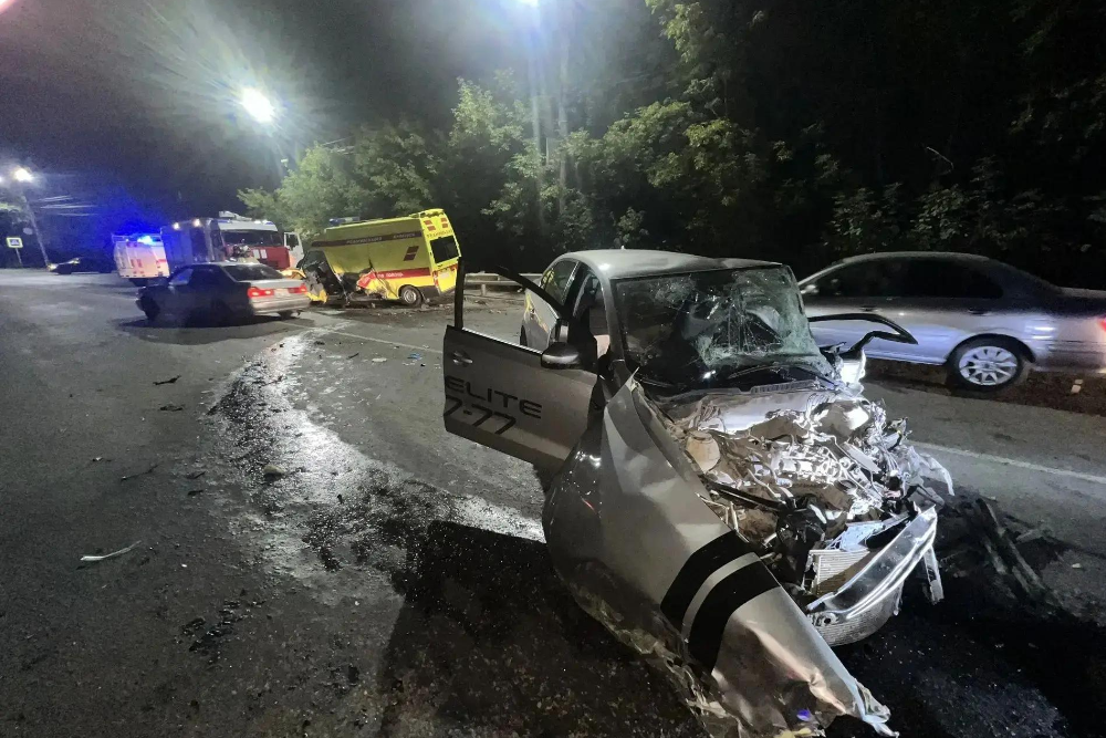Авария произошла из-за выезда иномарки на полосу встречного движения. Авария произошла из-за выезда иномарки на полосу встречного движения.