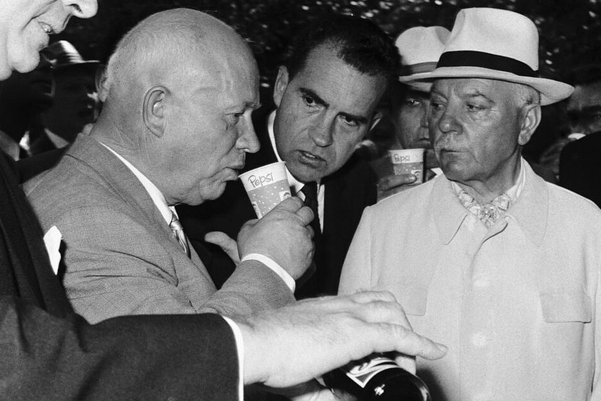 В 1959 году в Москве вице‑президент США Ричард Никсон угостил "Пепси" первого секретаря ЦК КПСС и председателя Совета министров СССР Никиту Хрущева. В 1959 году в Москве вице‑президент США Ричард Никсон угостил "Пепси" первого секретаря ЦК КПСС и председателя Совета министров СССР Никиту Хрущева.
