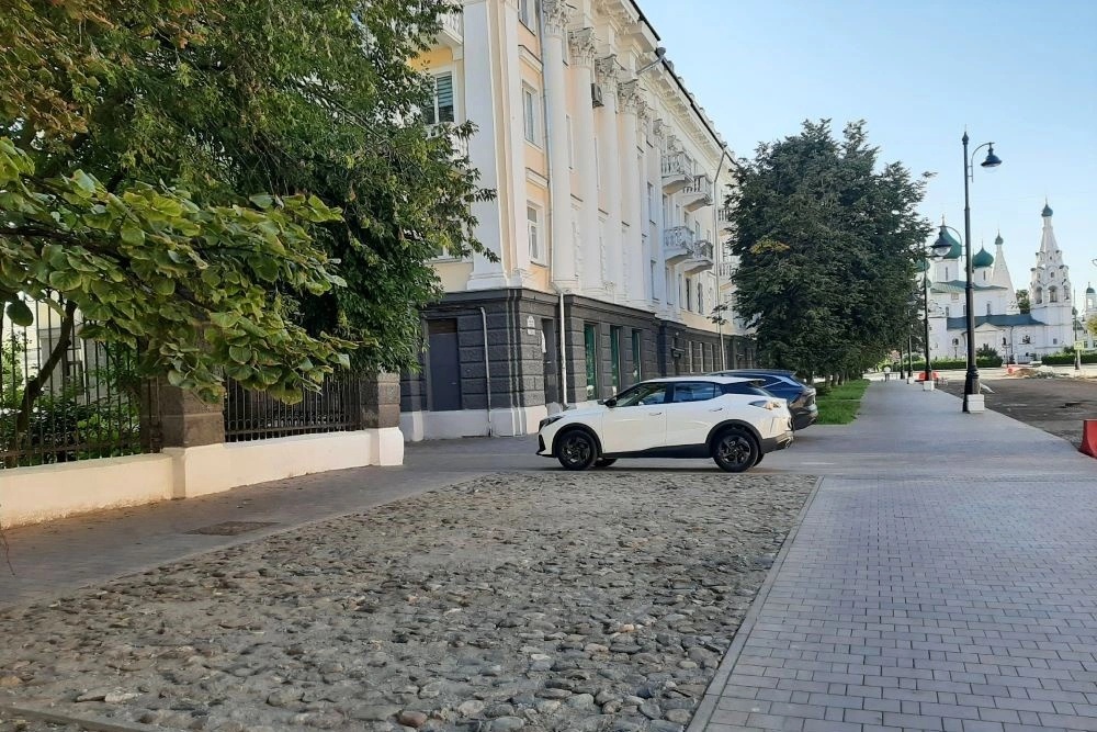 Кусок старинной мостовой обнаружили случайно в прошлом году при дорожном ремонте и перенесли с проезжей части.