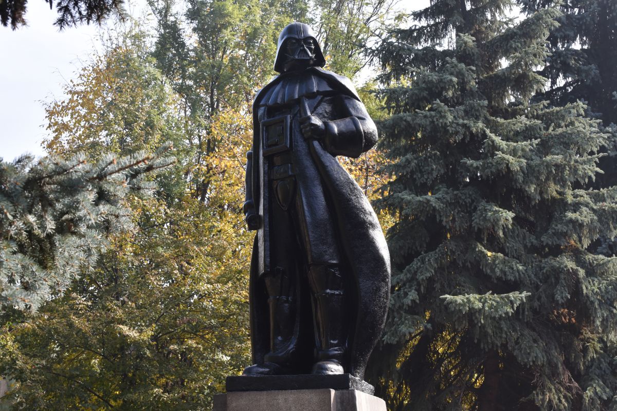 Памятник Дарту Вейдеру в Одессе утратил русские корни. Памятник Дарту Вейдеру в Одессе утратил русские корни.