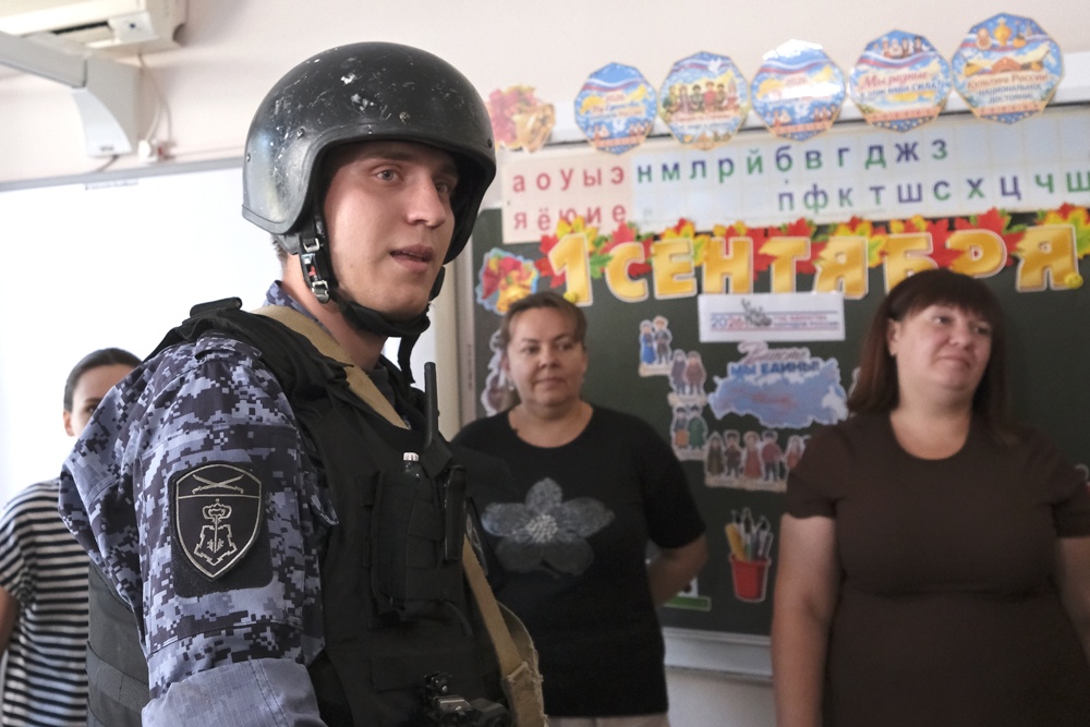 В антитеррористических учениях в школе Краснодара участвовали боцы Росгвардии и педагоги. В антитеррористических учениях в школе Краснодара участвовали боцы Росгвардии и педагоги.