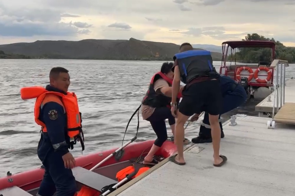 Непогода застала 45 человек на Енисее во время праздничного представления в Кызыле.