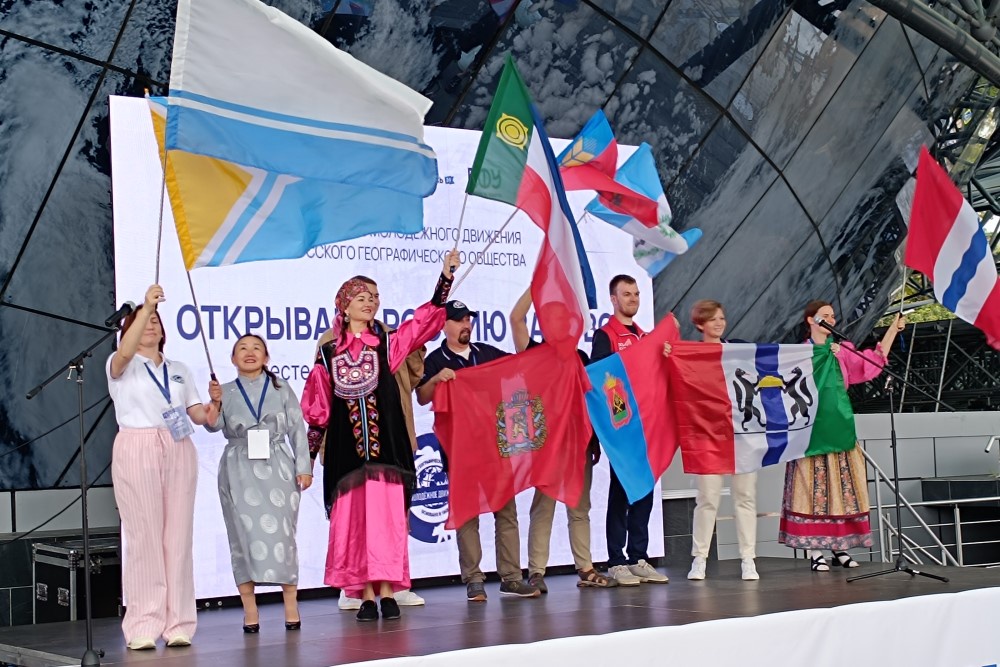 Представители федеральных округов презентовали себя на сцене фестиваля. Представители федеральных округов презентовали себя на сцене фестиваля.