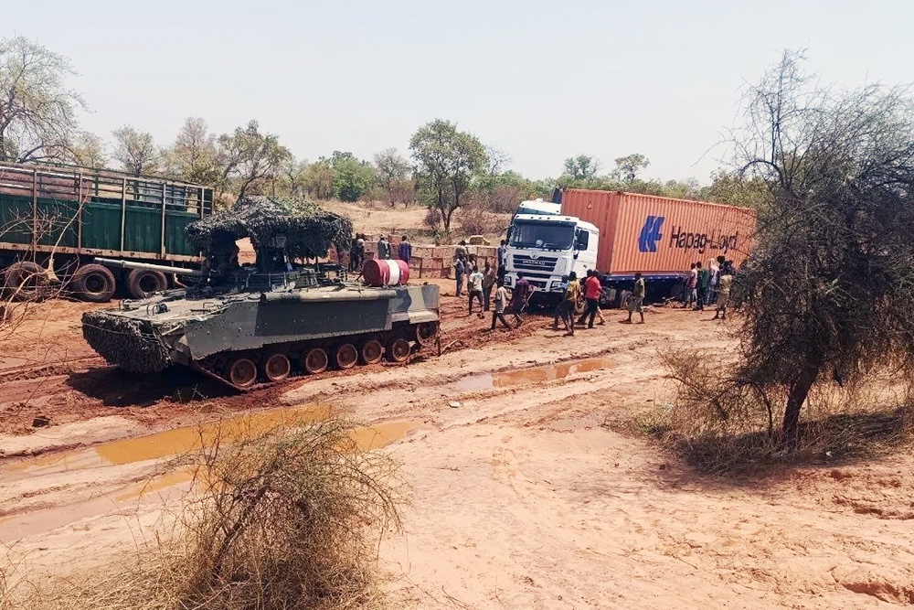 Боевые машины пехоты БМП-3 помогают местным горожанам. Боевые машины пехоты БМП-3 помогают местным горожанам.