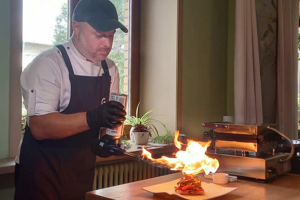 Вафля из мяса оленя с папоротником делается быстро, но еще быстрей съедается.