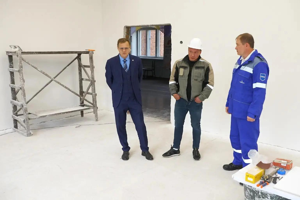 После завершения строительно-монтажных работ в классах будет установлено современное мультимедийное оборудование и мебель.