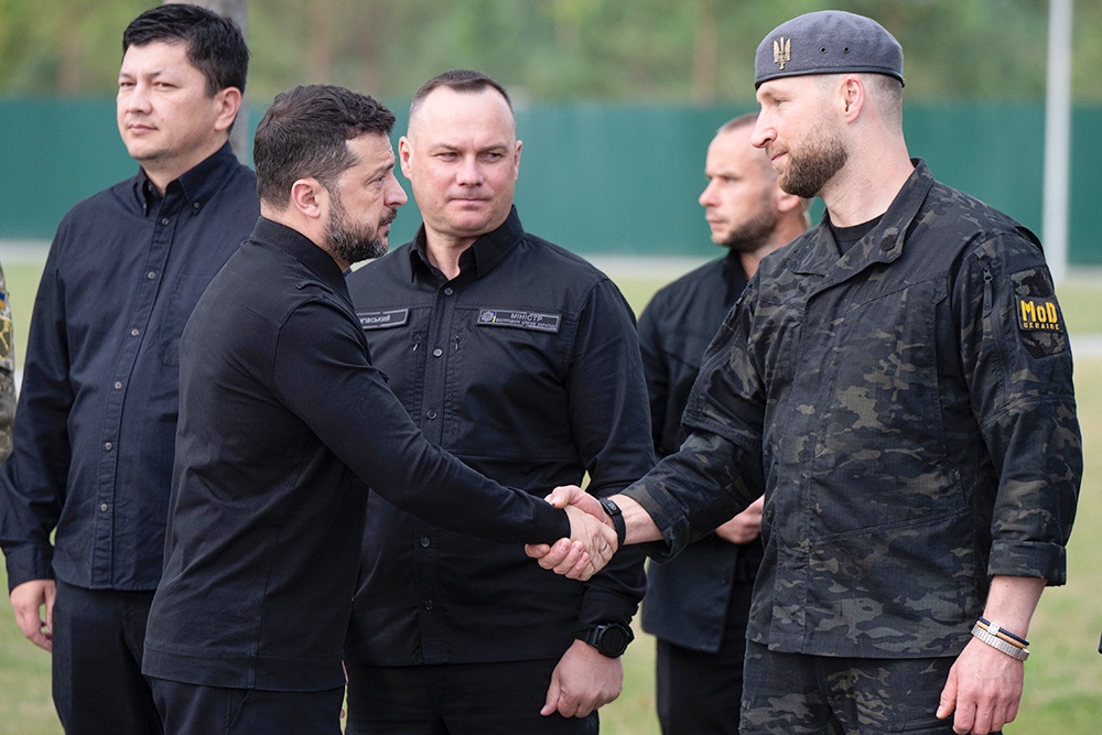 Владимир Зеленский жмет руку Евгению Хмаре