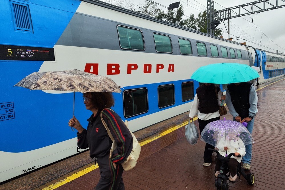 Новые поезда помогут справиться с туристическим наплывом в Выборг. Сейчас в "Ласточках" на этом маршруте найти сидячее место непросто. 