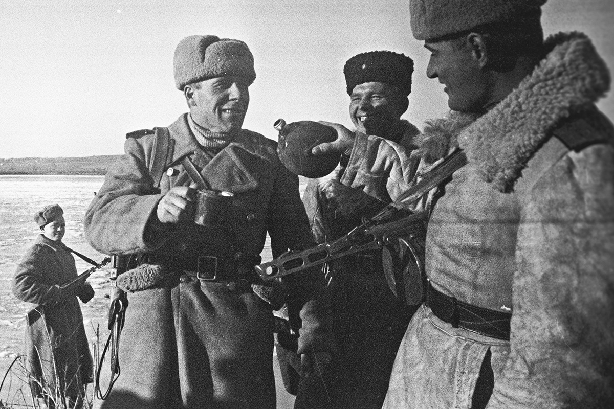 Бойцы 1-го Белорусского фронта празднуют победу в операции. 1945