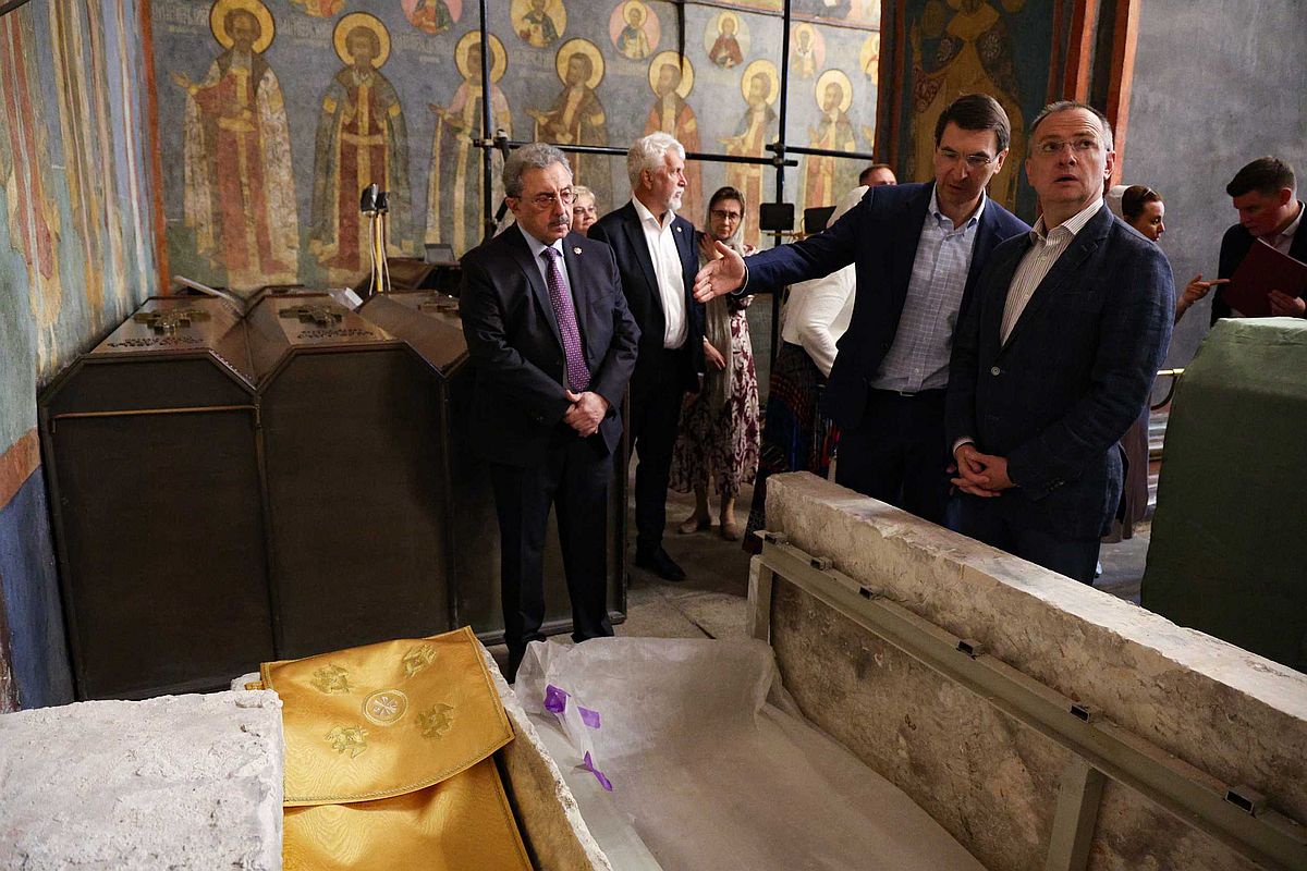 Советник президента РФ Владимир Мединский (на фото справа) лично побывал у обнаруженных мощей Дмитрия Донского.