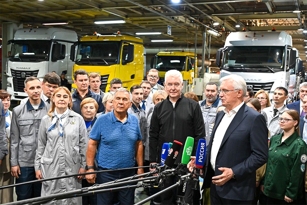 Мэр Москвы Собянин осмотрел производственный комплекс и научно-технический центр КАМАЗа.