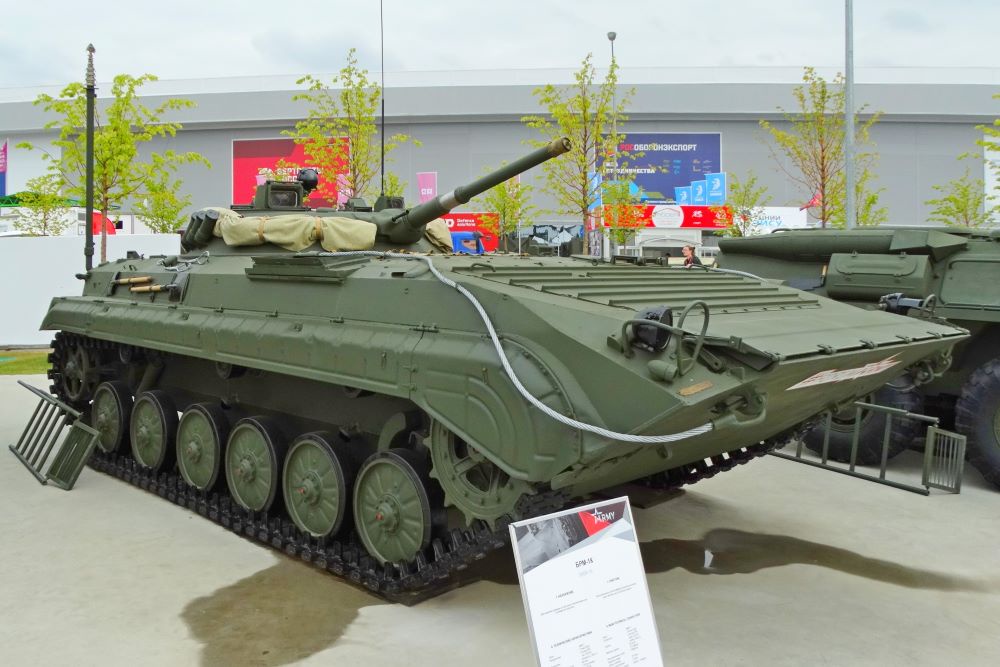 Гусеничный бронированный разведчик БРМ-1К.