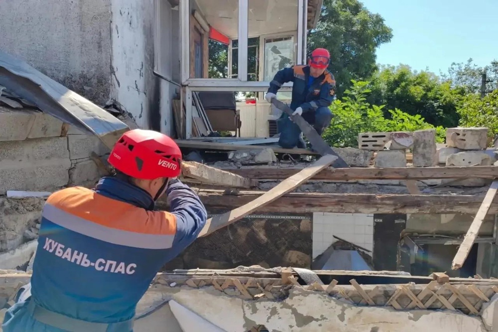 Спасатели разбирают завалы после удара дронов по Новороссийску
