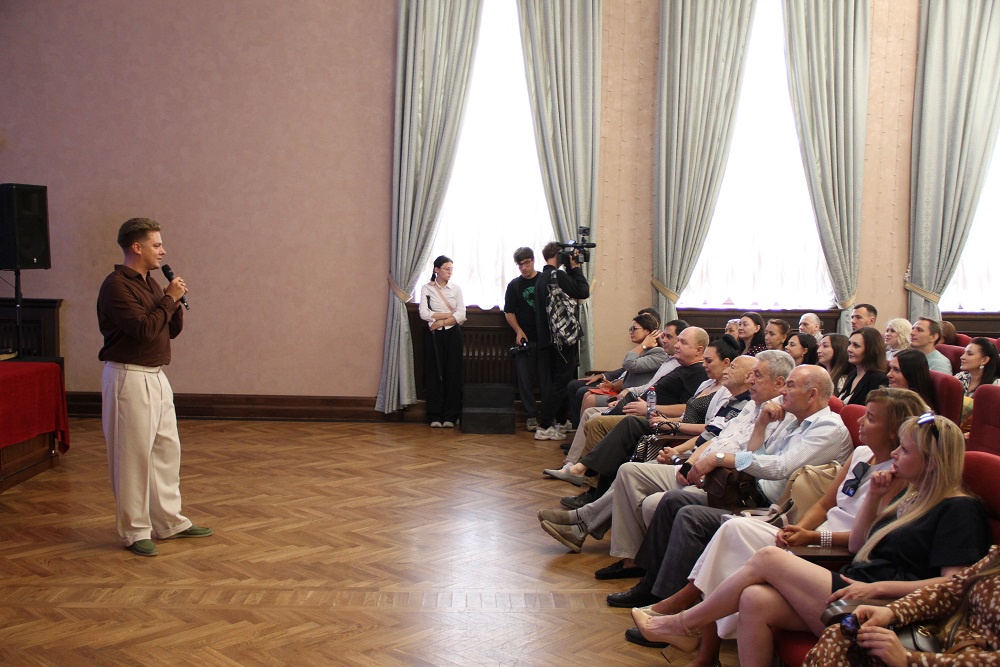 Худрук музыкального театра Никита Туранов представил новичков коллективу. 