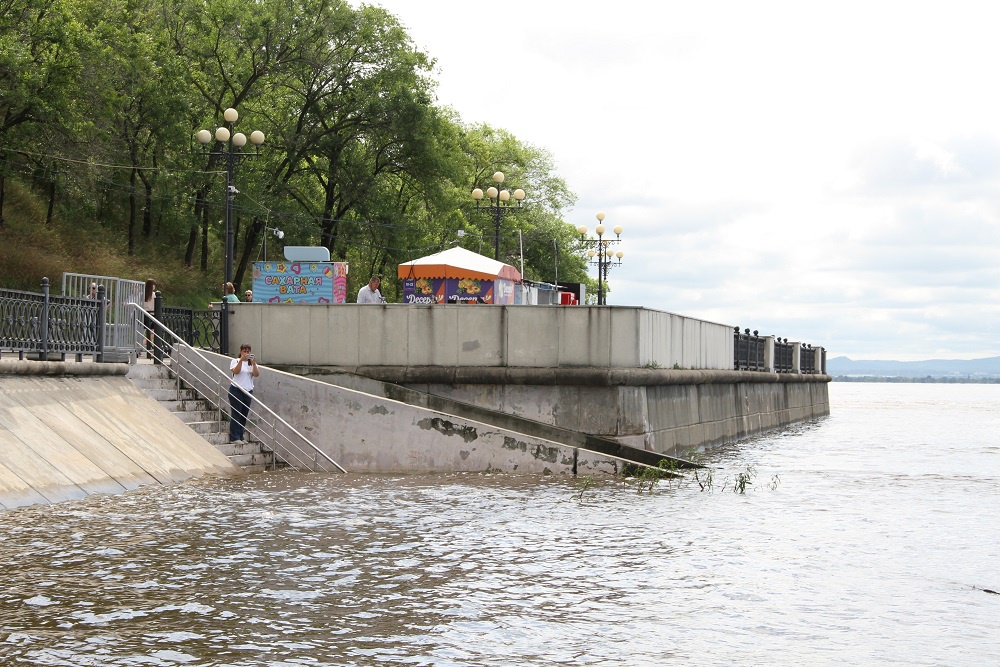 Нижний ярус набережной Хабаровска не разглядеть под водой. 