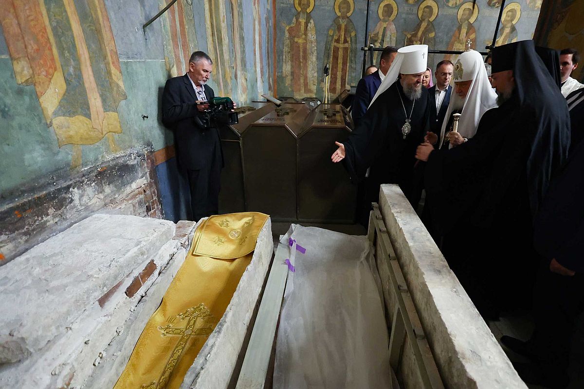 Патриарх Московский и всея Руси Кирилл у мощей Димитрия Донского в Архангельском соборе. Мощи обнаружили в саркофаге во время реставрационных работ в Архангельском соборе.