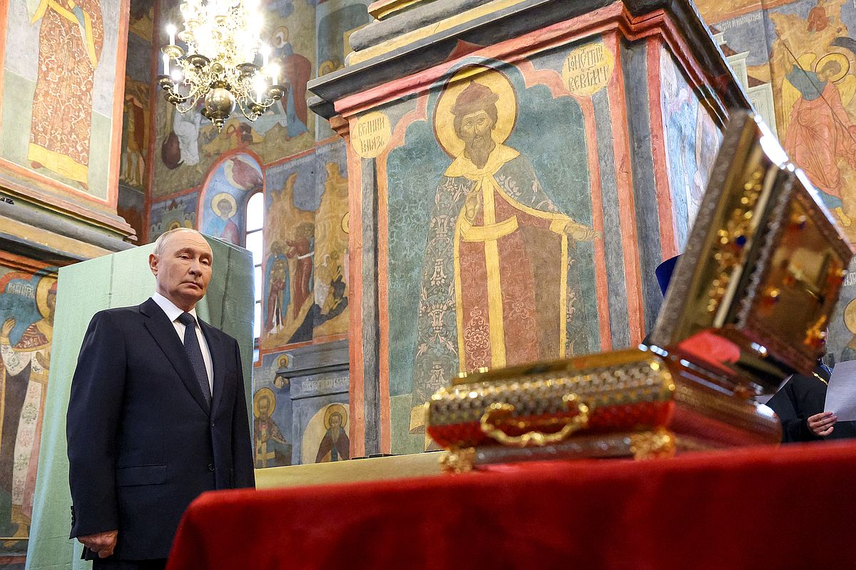 Президент РФ Владимир Путин на молебене в Архангельском соборе Московского Кремля.