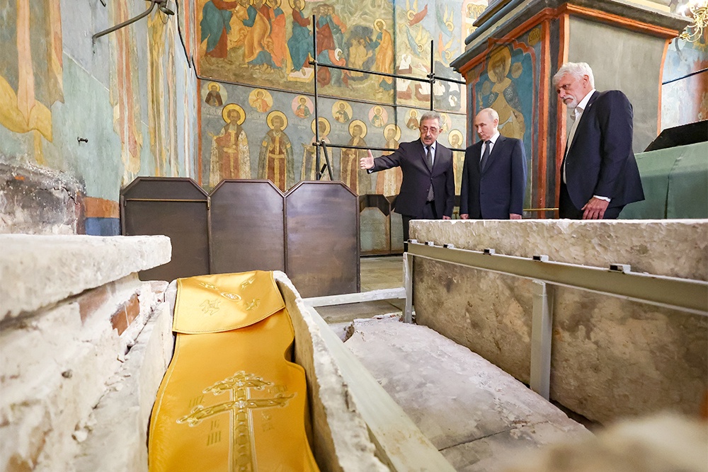 Владимир Путин у раки с мощами святого князя-воина Дмитрия Донского в Архангельском соборе Московского Кремля. Владимир Путин у раки с мощами святого князя-воина Дмитрия Донского в Архангельском соборе Московского Кремля.