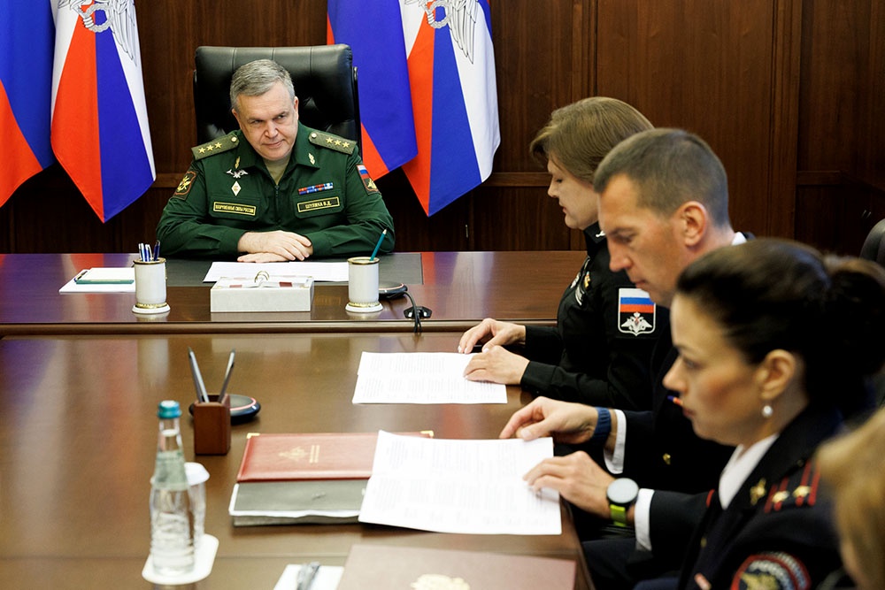 Замминистра обороны РФ Виталий Шулика заслушал доклад о решении вопросов граждан. Замминистра обороны РФ Виталий Шулика заслушал доклад о решении вопросов граждан.