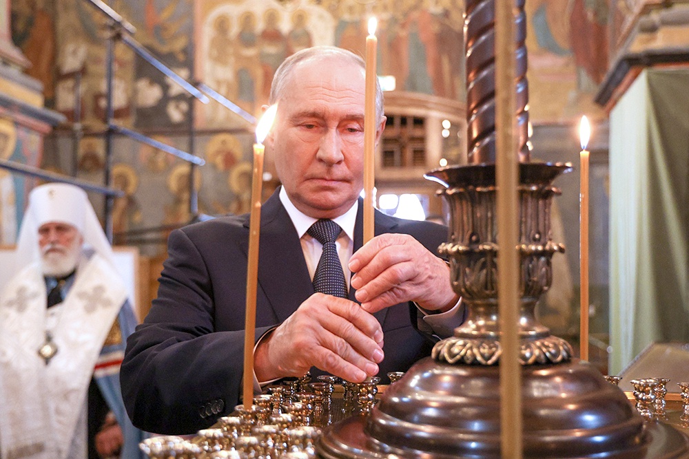 Владимир Путин во время посещения Архангельского собора Московского Кремля. Владимир Путин во время посещения Архангельского собора Московского Кремля.