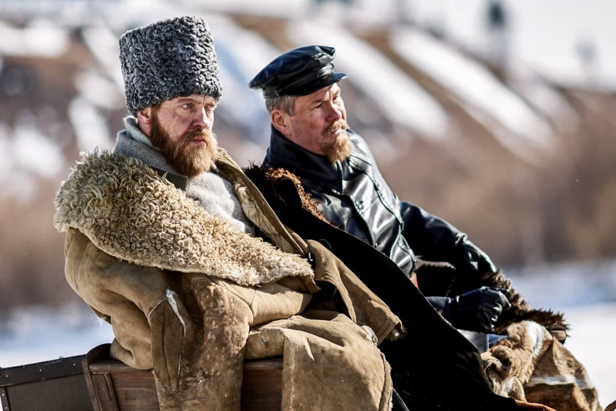 Виталий Кищенко (слева) в роли Николая II в фильме "Романовы: преданность и предательство".