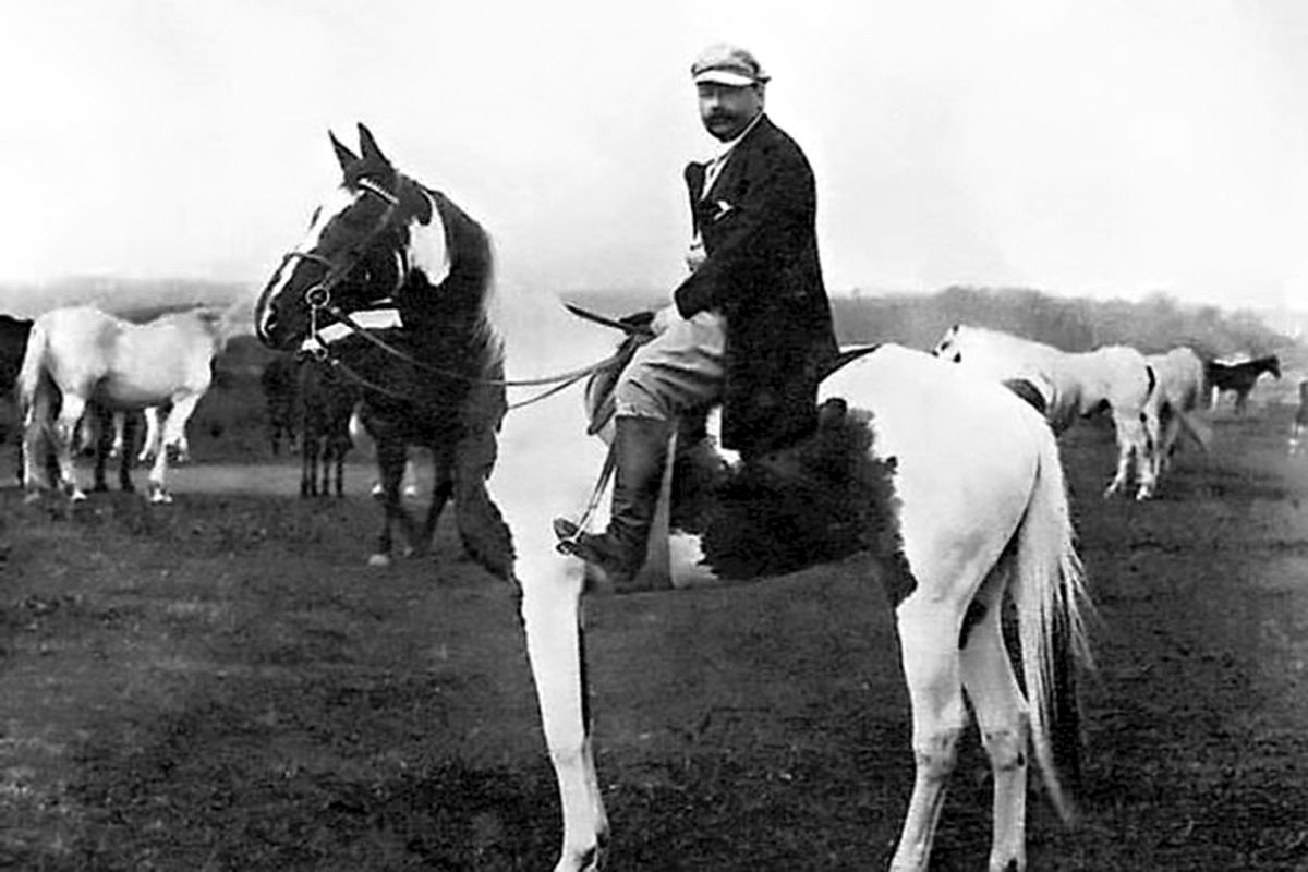 Яков Бутович со своими любимыми рысаками. 1912 год.