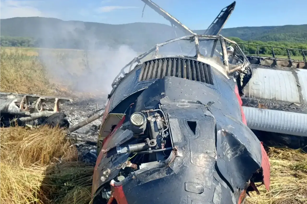 Самолет Ан-3 в поле у села Зональное на Сахалине.